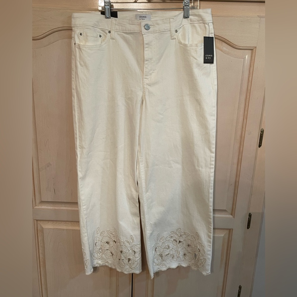 NWT size 12 cream colored, wide leg , cropped slacks.The cut out at the bottom👍